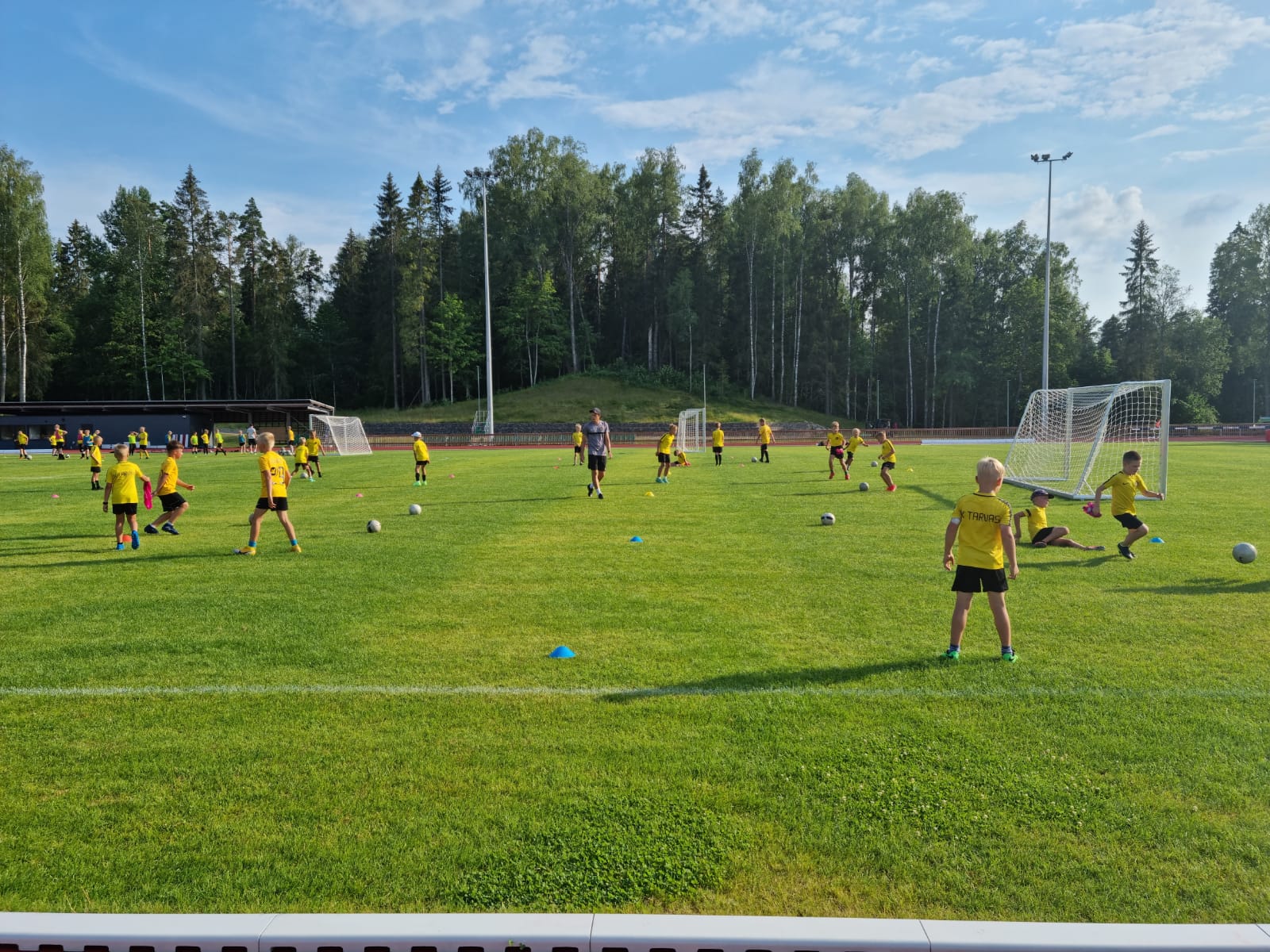 05.07-19.07 toimus klubi esimene ühine kauglaager Ajavahemikul 05.07-19.07 toimus esimene ühine kauglaager Piiri Spordi- ja Puhkekeskuses, kust võtsid osa peaae